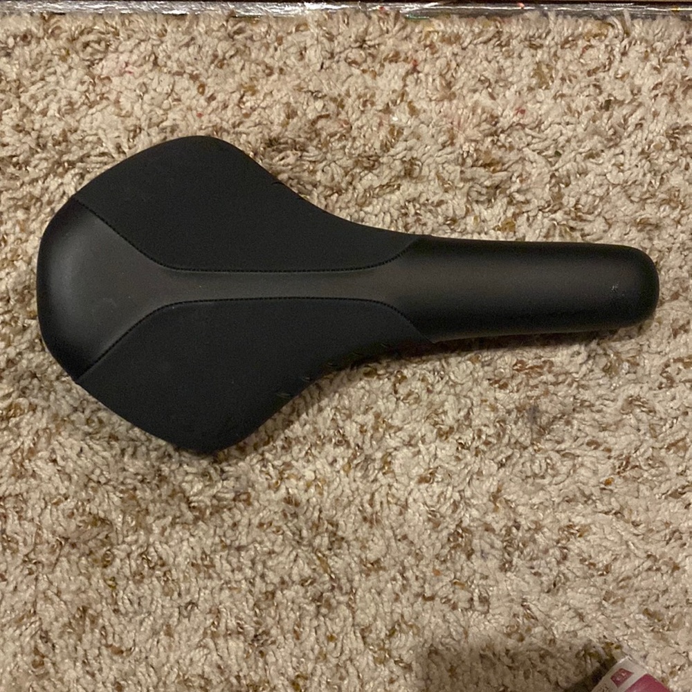 Fizik R 7 bike saddle